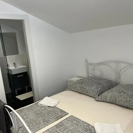 - Lovric Pensjonat 3*