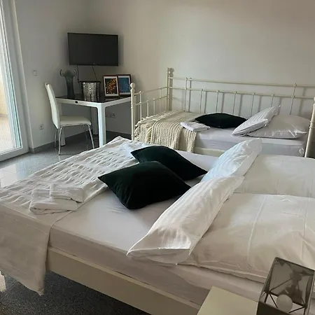 - Lovric 3* Vodice