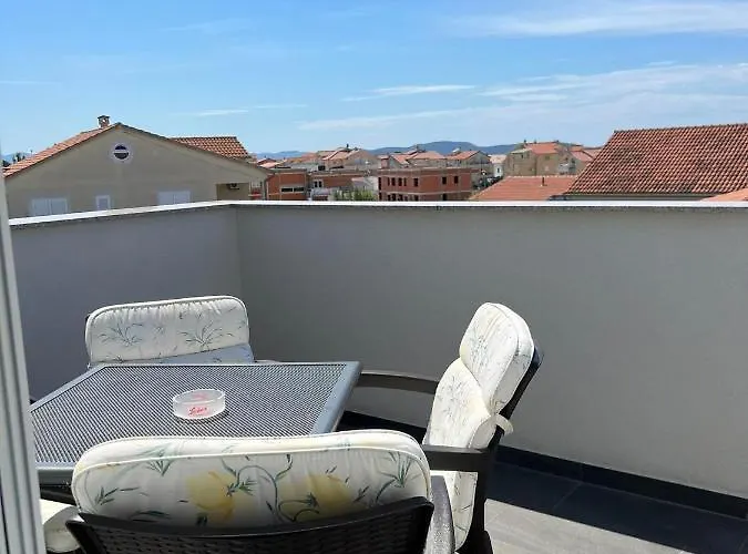 招待所 - Lovric 3*