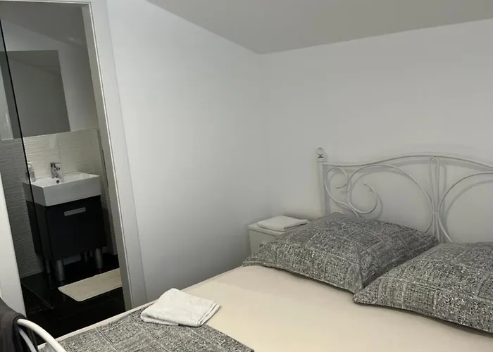 - Lovric 招待所 3*